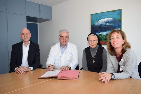 Unterzeichneten im St. Josefs Krankenhaus Balserische Stiftung Gießen kürzlich die Charta zur Betreuung schwerstkranker und sterbender Menschen (von links): Geschäftsführer Andreas Leipert, Ärztlicher Direktor Priv-Doz. Dr. med. Klaus Ehlenz, Hausoberin S