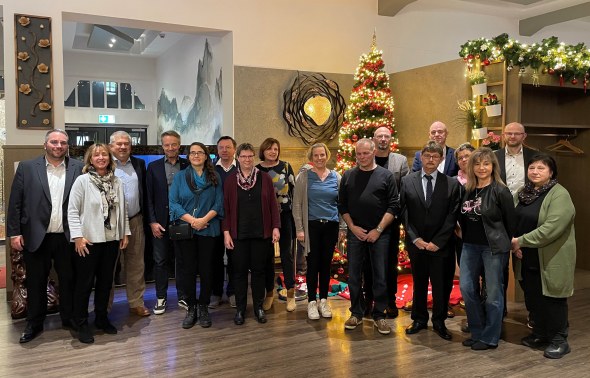 Gruppenfoto: Unserer Dienstjubilare aus dem Jahr 2022 und Gratulanten aus der Krankenhausleitung und Mitarbeitervertretung, ©: Jokba