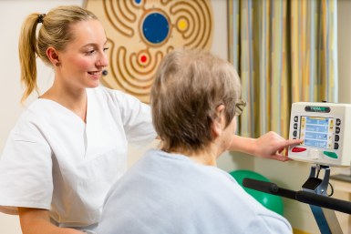 Patientin der Physiotherapie am Ergometer