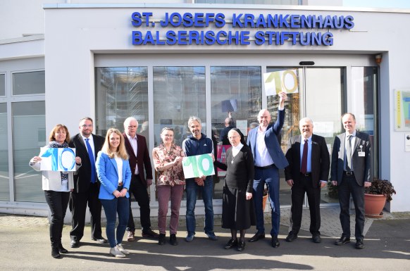 Krankenhausleitung und Mitarbeitervertretung freuen sich über 10 Jahre Fusion