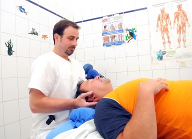 Patient wird physiotherapeutisch behandelt