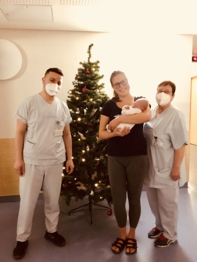 Weihnachtsbaby Jonah mit stolzer Mutter Frau Thonig