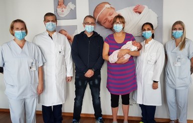 1000. Geburt 2021_Gruppenfoto mit Baby und stolzen Eltern