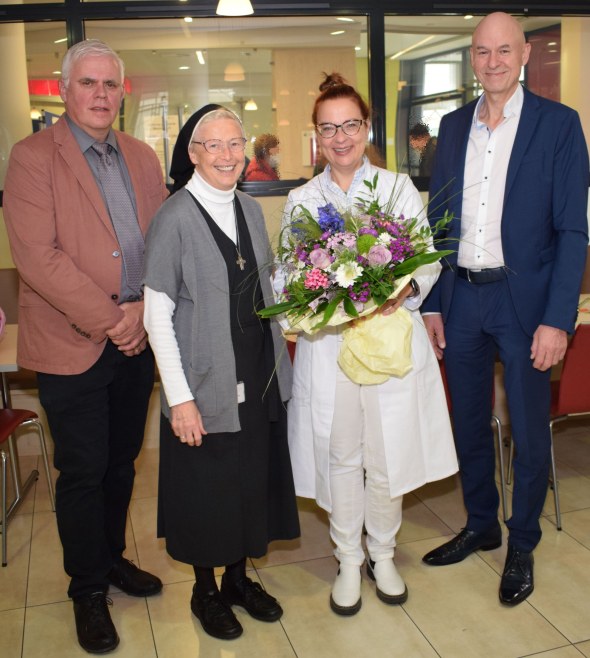 Gruppenbild um Fr. Dr. Hoffmann