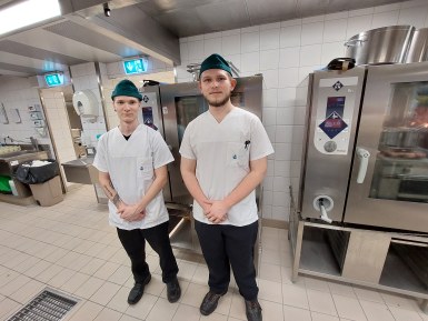Auszubildende in Küche bekochen Pflegeschüler