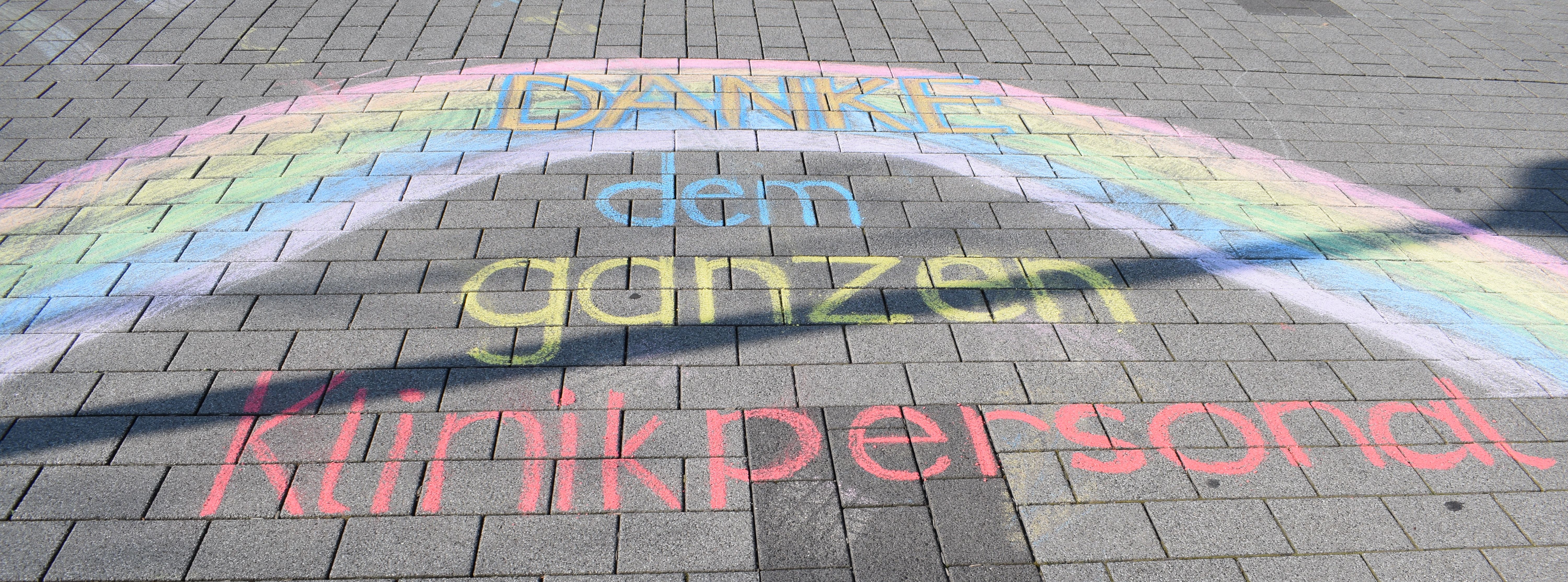 Kreidebotschaft - Danke dem ganzen Klinikpersonal_04-20